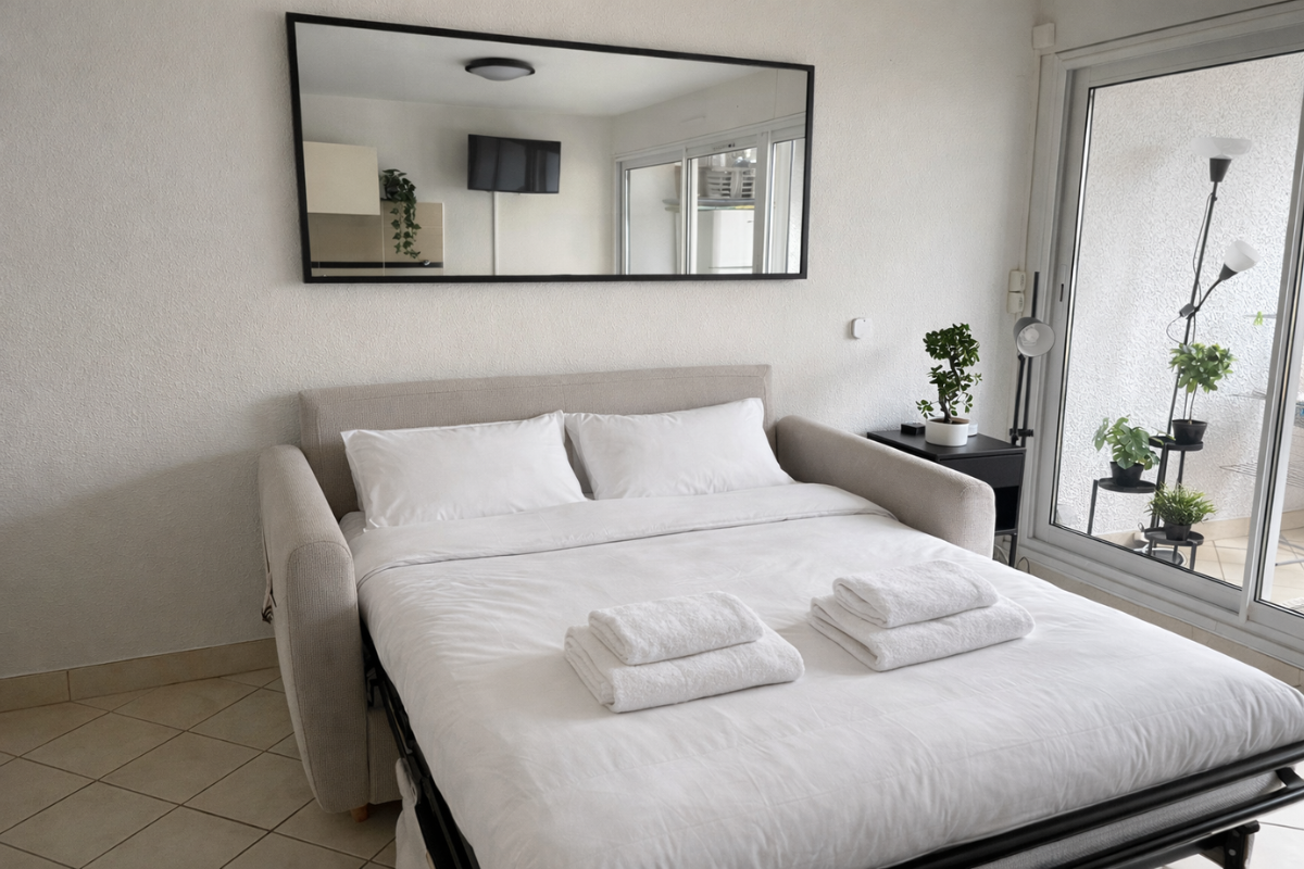 Logement salon canapé déplié conciergerie immobilière montpellier